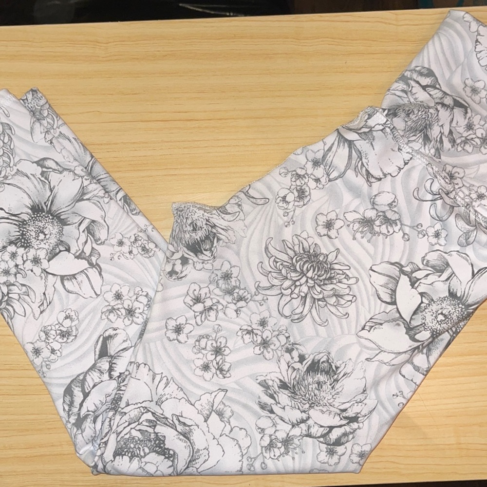Evolution and Creation cropped Leggings. Size Medium